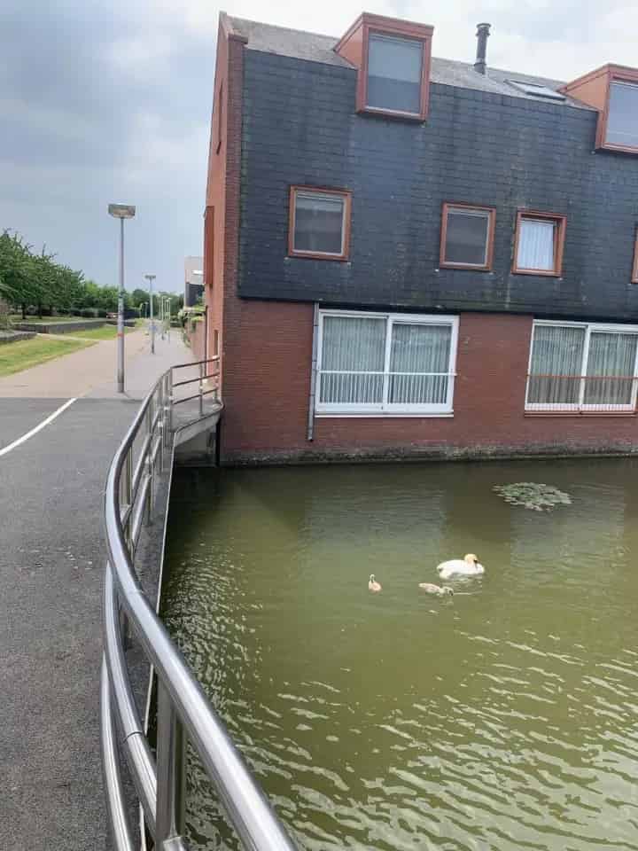 Hoekhuis aan het water Leidsche Rijn nabij Utrecht