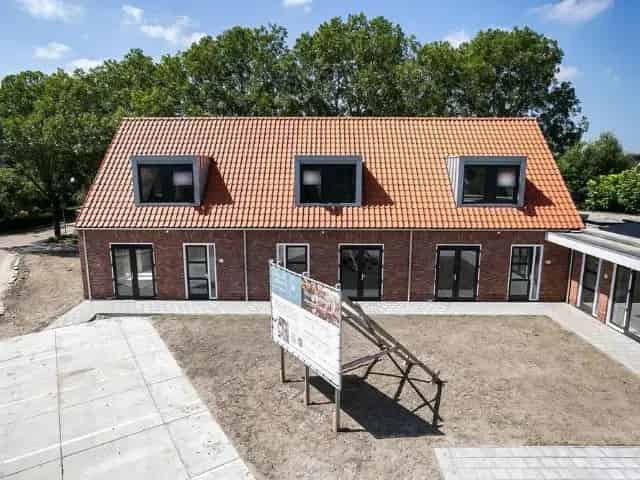 Te Huur Deltastraat 2D: 3 Slaapkamers, 2 Badkamers, Tuin