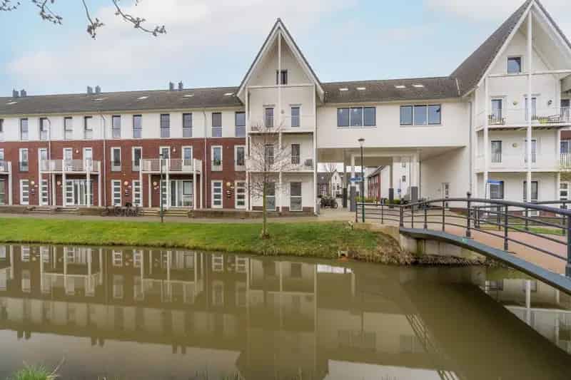 3 Kamer Appartement begane grond Ruime Tuin Nabij NS Station