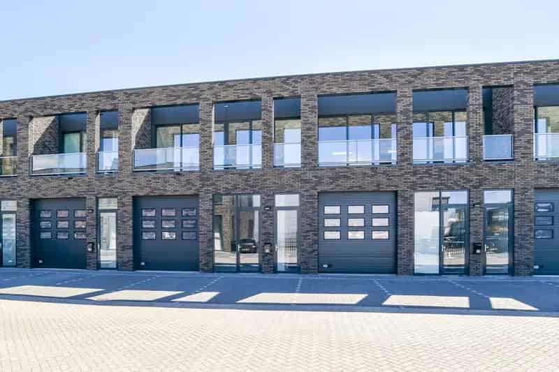 Bedrijfshal met Appartement te Huur in Lijnden