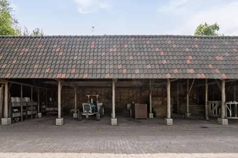 Rustieke Woonboerderij met Bijgebouwen en Groot Perceel te Deurne