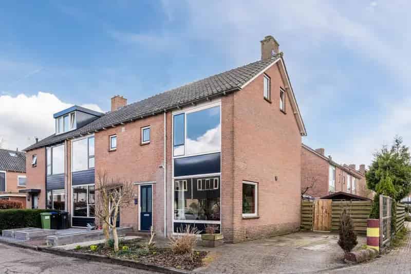 Hoekwoning Mijdrecht 4 slaapkamers ruime tuin parkeren op eigen terrein