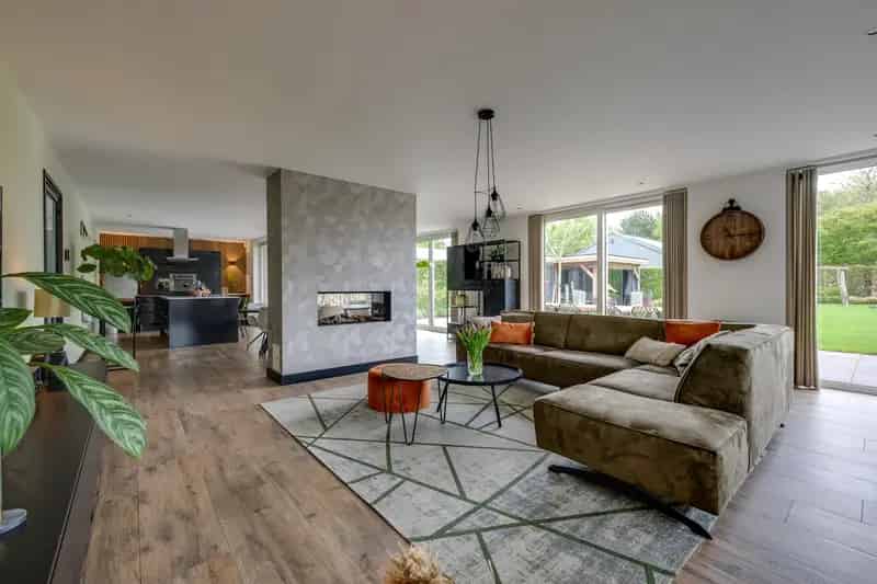 Huis te koop Prinsenbeek: Luxe villa met 4 slaapkamers, grote tuin en loods