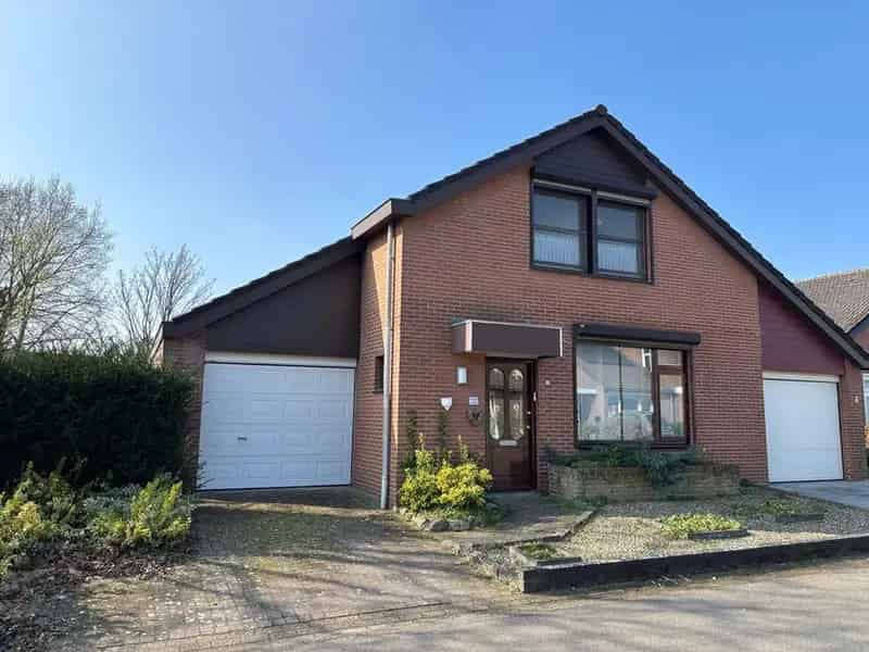 Ruime Hoekwoning Heythuysen Nabij Dorpskern