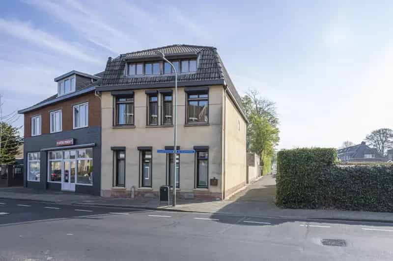Royaal halfvrijstaand woonhuis met garage en dakterras