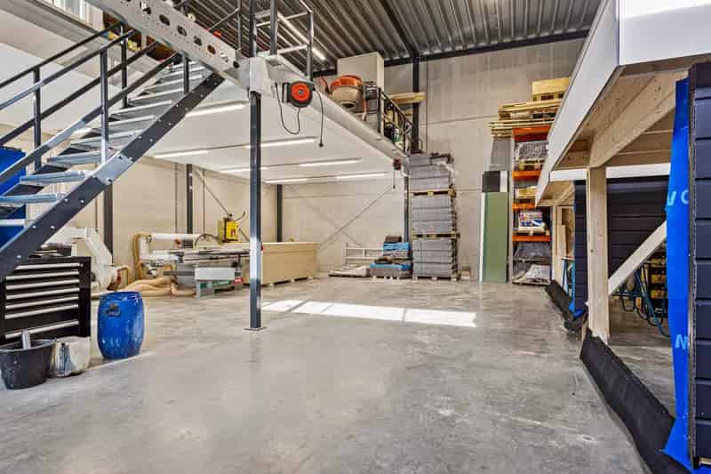 Bedrijfsunit te koop Tholen 183m² - Moderne unit met 15 zonnepanelen
