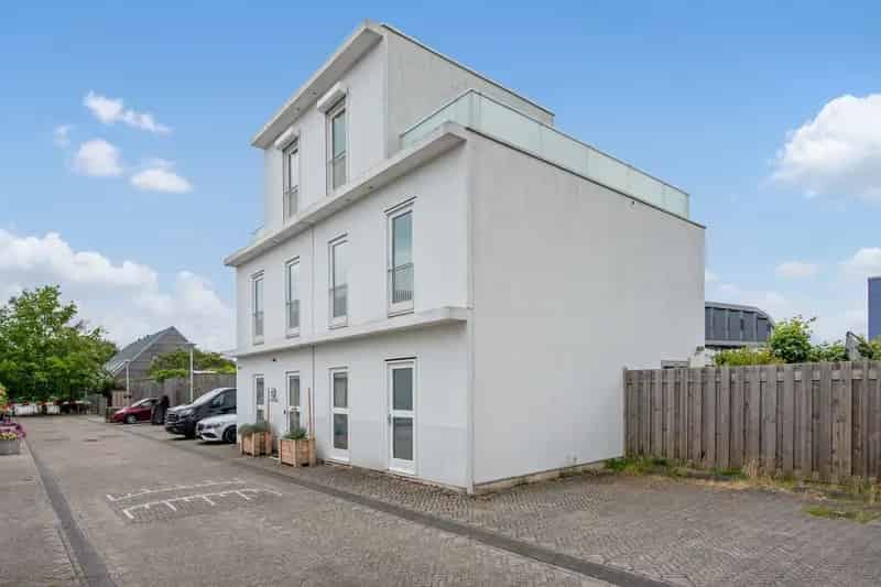 Vrijstaande Villa aan het Water 5 slaapkamers 2 badkamers Den Haag