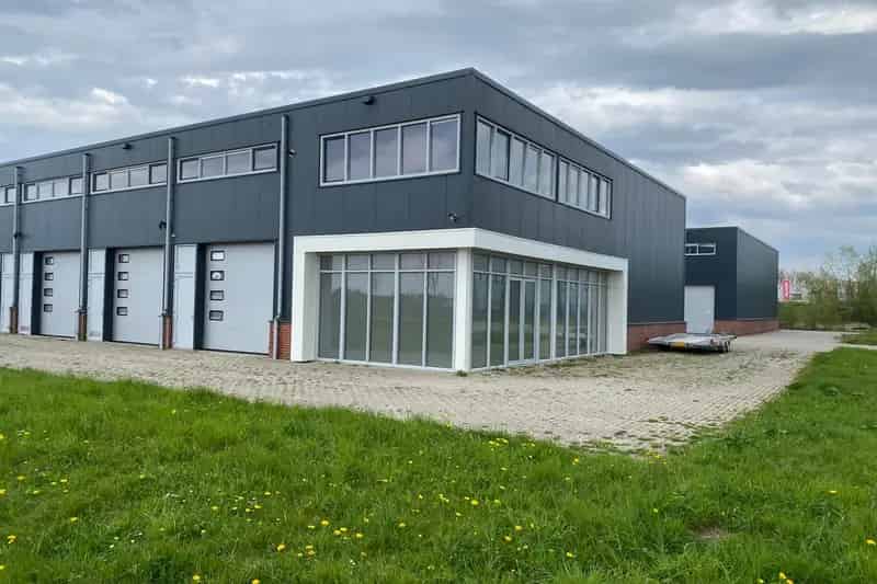 Bedrijfshal te huur Enkhuizen 220m2 Showroom Overheaddeur