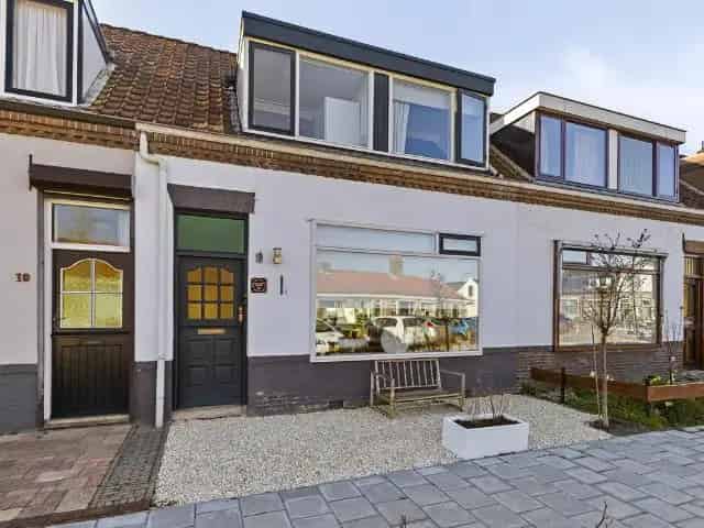 Tussenwoning Sommelsdijk: Moderne Keuken Badkamer Zonnige Tuin