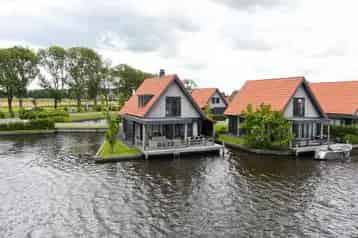 Luxe Watervilla Ossenzijl te Koop - Prive Boothuis en Sloep