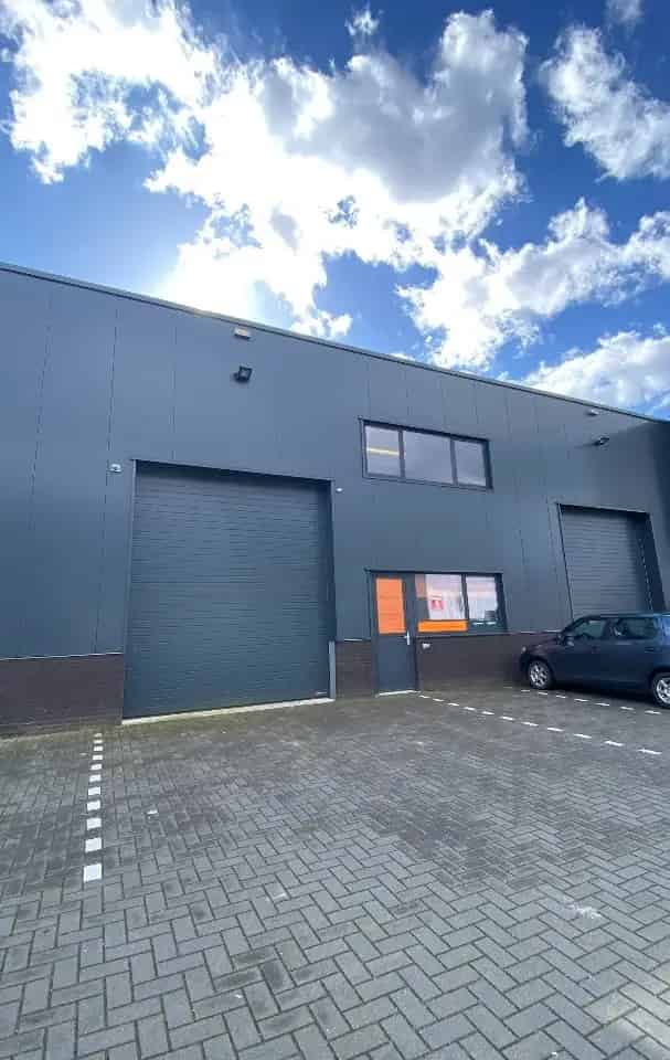 Bedrijfshal te huur Elst 140m² inclusief 70m² verdieping