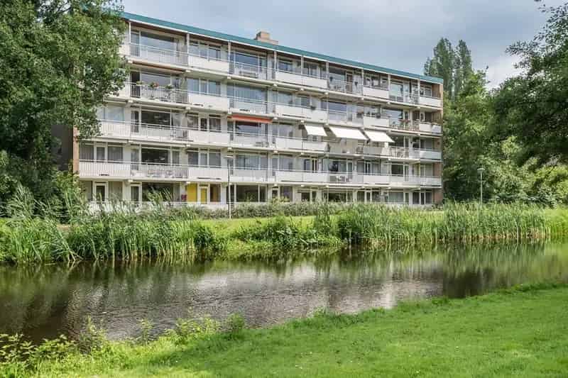 Amstelveen Randwijck: Licht appartement met balkon en waterzicht