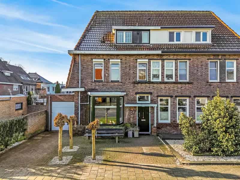 Ruime Halfvrijstaande Woning Geleen 180m2 Garage Aanbouw