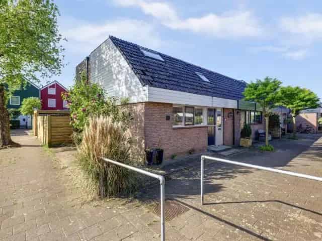 Ruime Hoekwoning te Koop in Ede met 3 slaapkamers