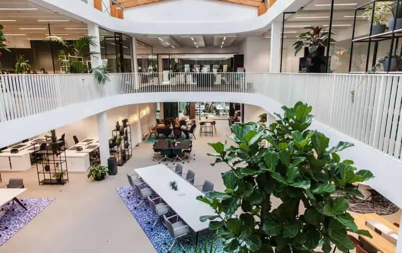 Kantoorruimte huren Amsterdam Zuid: Duurzaam en Gezond Kantoorgebouw