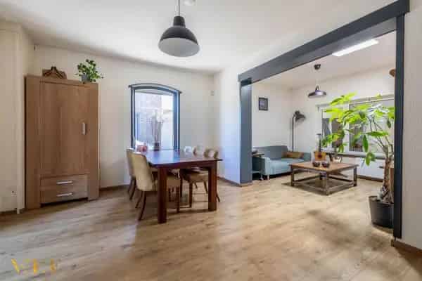 Ruime 2-onder-1 Kapwoning met 2 Badkamers en Diepe Tuin