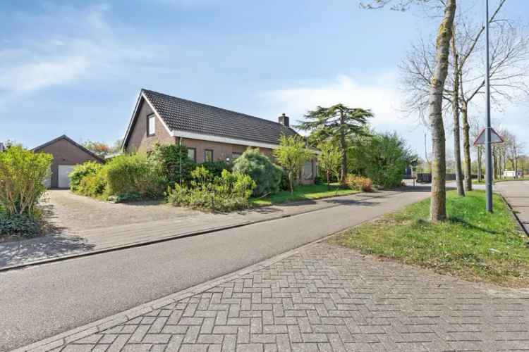 Bedrijfsvilla met royale bedrijfshal te koop
