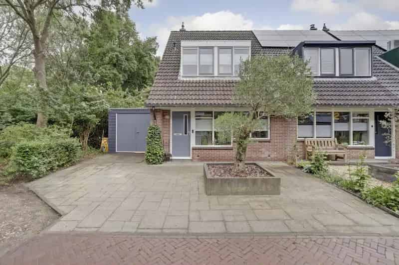 Moderne Hoekwoning met Ruime Tuin en Garage Nabij Natuurgebied