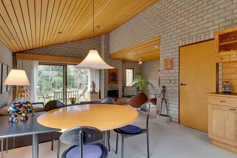 Ruime Split-Level Woning in Deurne met Prachtige Tuin