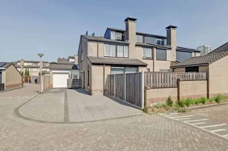 Kwadrantwoning Schenkel: Ruime woning met tuin en parkeerplaats