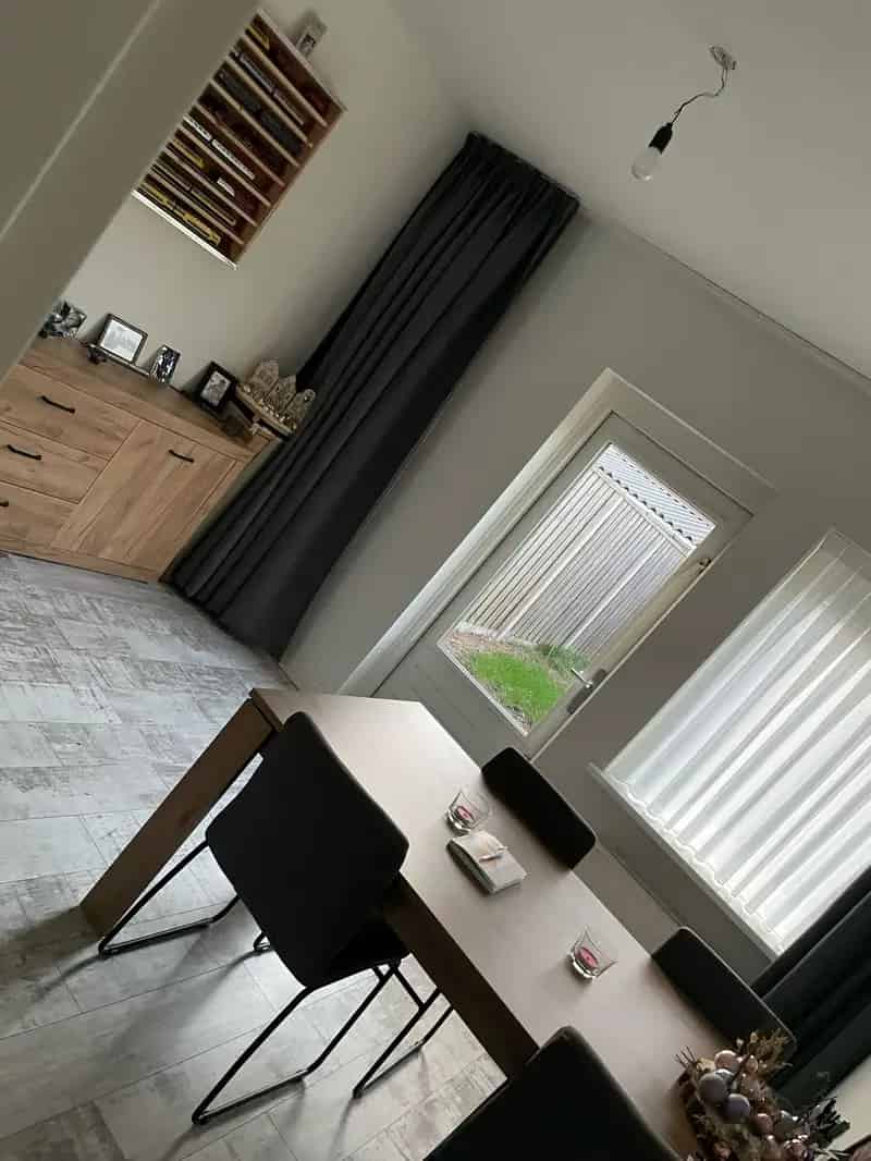 Gerenoveerde Tussenwoning 3 Slaapkamers Nabij Voorzieningen