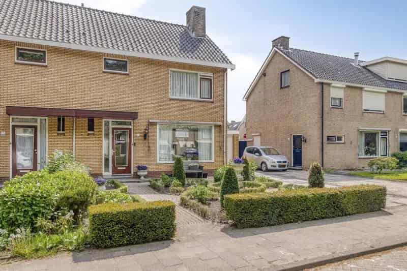 Huis Te Koop , 20, Eikenlaan, Puttershoek, Zuid-Holland