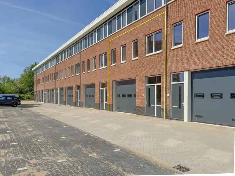 Bedrijfshal te huur Weesp 150m² luxe unit nabij NS station