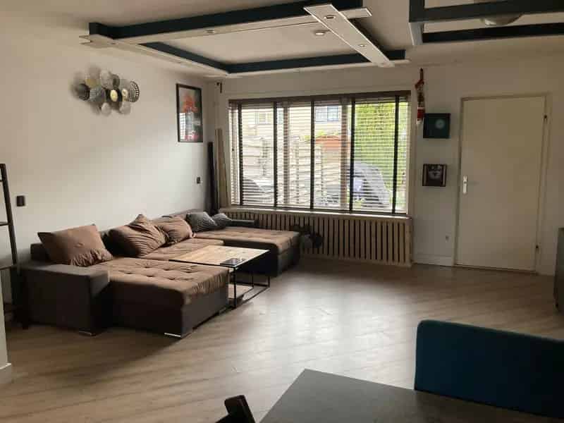 Huis te koop Almere: 3 slaapkamers, uitdagend project, diepe tuin