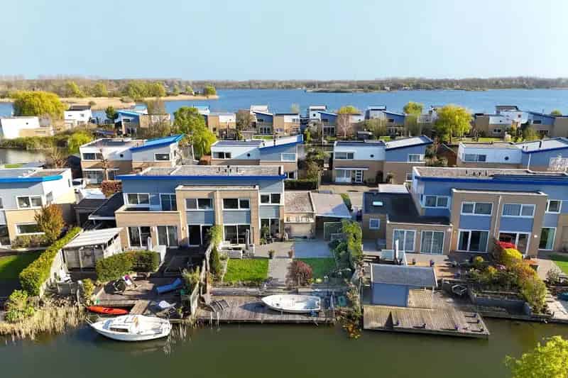 Moderne 2-onder-1-kapwoning aan het water te Lelystad