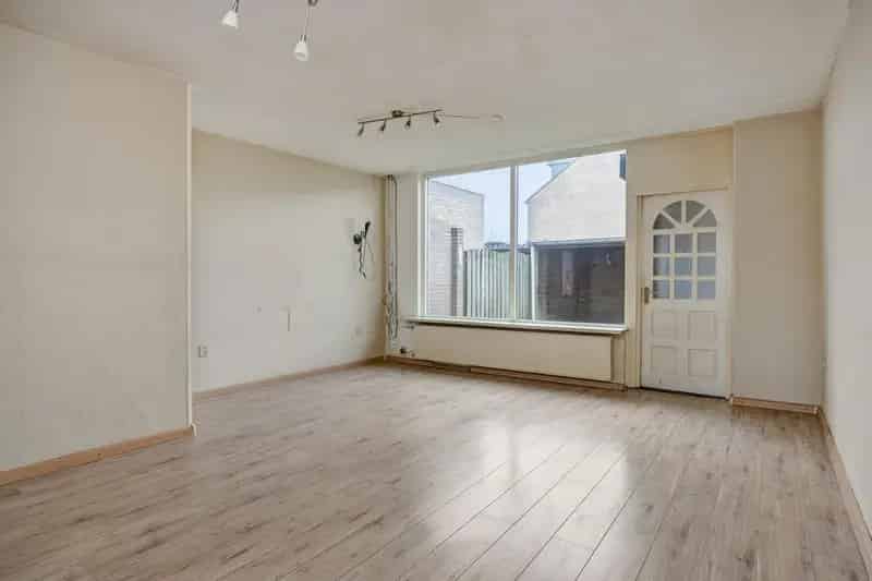 Ruime Tussenwoning met Garage - Veel Potentieel