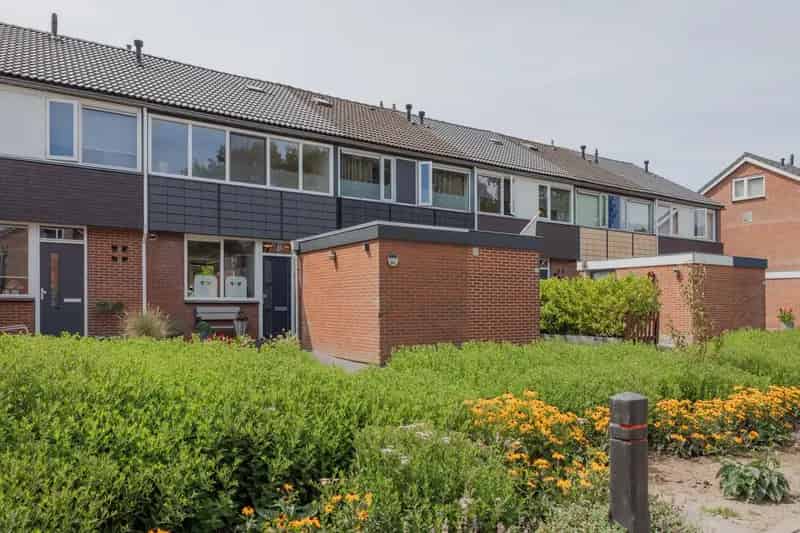 Huis te koop Raamsdonksveer: kindvriendelijke tussenwoning met tuin