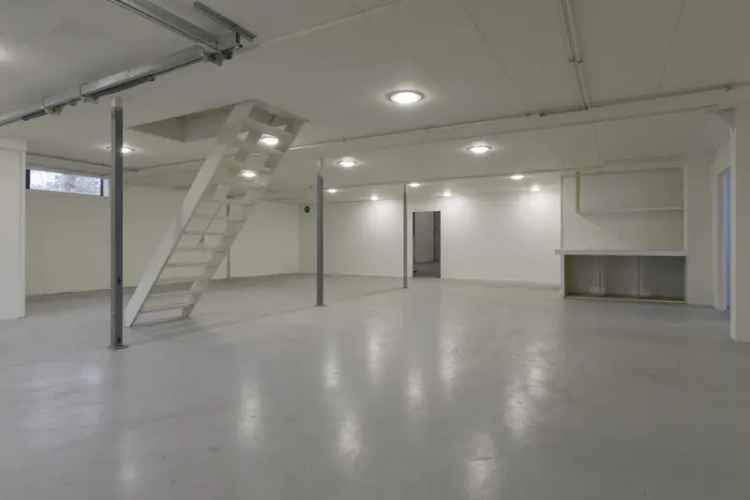 Bedrijfsgebouw Kootwijkerbroek: Kantoorruimte, Hal 450m², Entresol