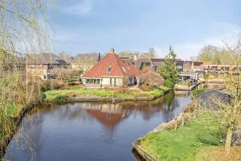 Vrijstaande woning aan vaarwater 886m2 grond 2 badkamers
