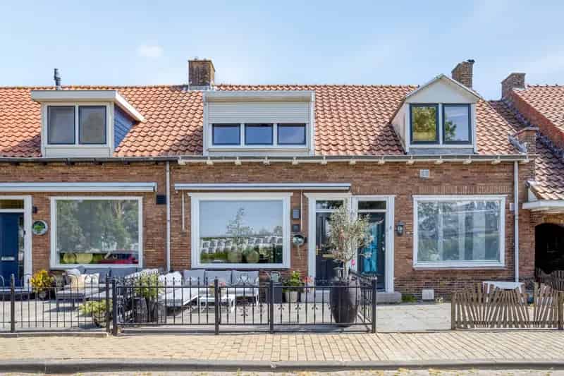 Huis te koop Volendam: Instapklare woning aan de dijk