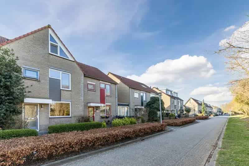 Huis te koop Almere: Ruime 3 slaapkamer woning met tuin