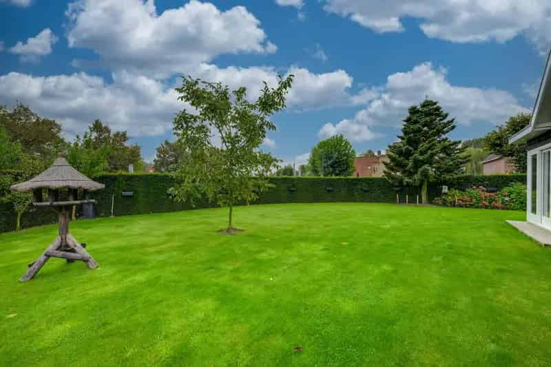 Huis te koop Hoeven: Ruime levensloopbestendige woning met zwembad