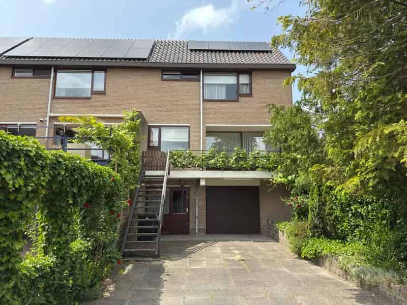 Ruime Hoekwoning met Garage en 2 Multifunctionele Ruimtes