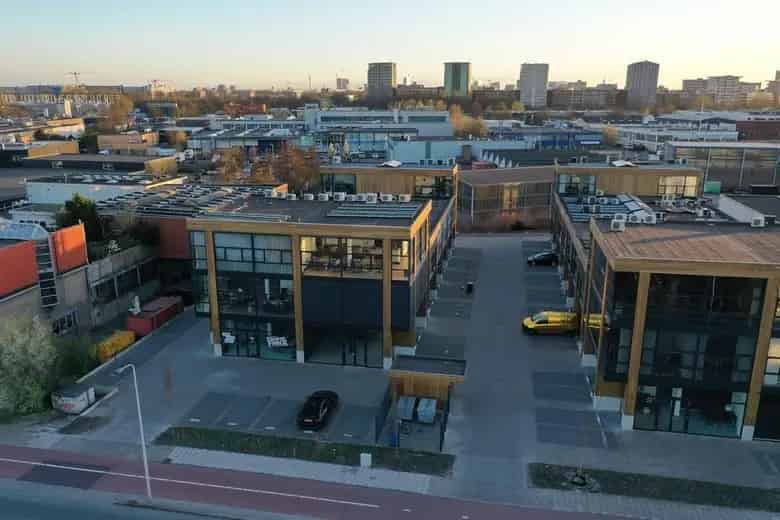 100m2 Kantoorruimte Diemen te Huur 2 Parkeerplaatsen Uitzicht Water