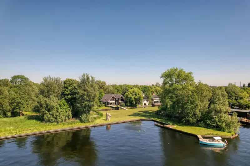 Luxe villa Vinkeveense Plassen met gastenverblijf en bouwperceel
