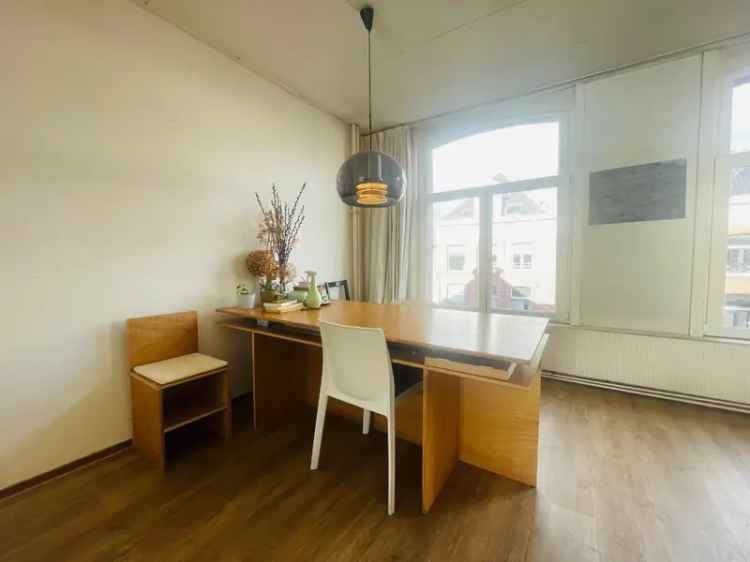 Spacious apartment with view on Vondelpark