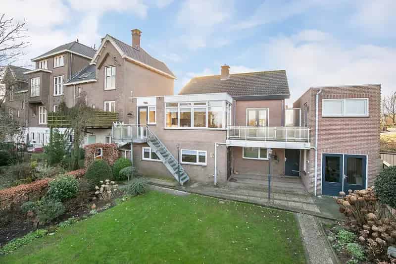 Ruime 5-kamer woning Moerdijk  Royale tuin Garage Parkeerplaats
