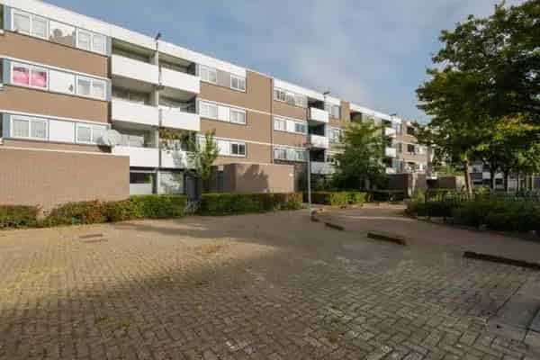Woning Holendrecht nabij winkels scholen en metro