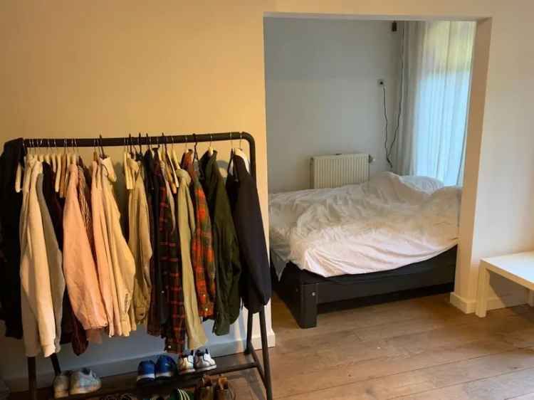 Ruime kamer in Oud-west 