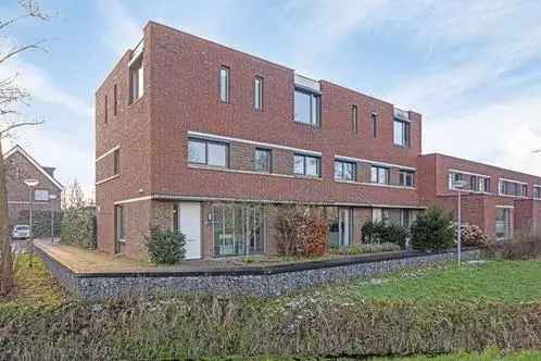 Ruime Hoekwoning 6 Kamers te Huur Rosmalen