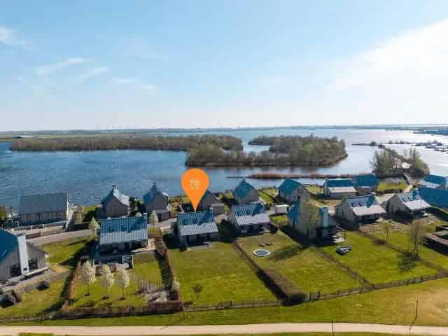 Villa te koop Waterrijk Oesterdam: 3 slaapkamers, 2 badkamers, tuin aan het water