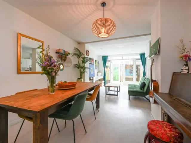 Ruime Eindwoning met 2 Badkamers en Zonnig Tuin Gemeentelijk Monument