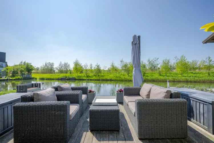 Vijf Kamer Tussenwoning Aan Het Water Voorschoten