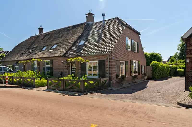 Charmante woonboerderij in Uitwijk 7 slaapkamers 2 badkamers