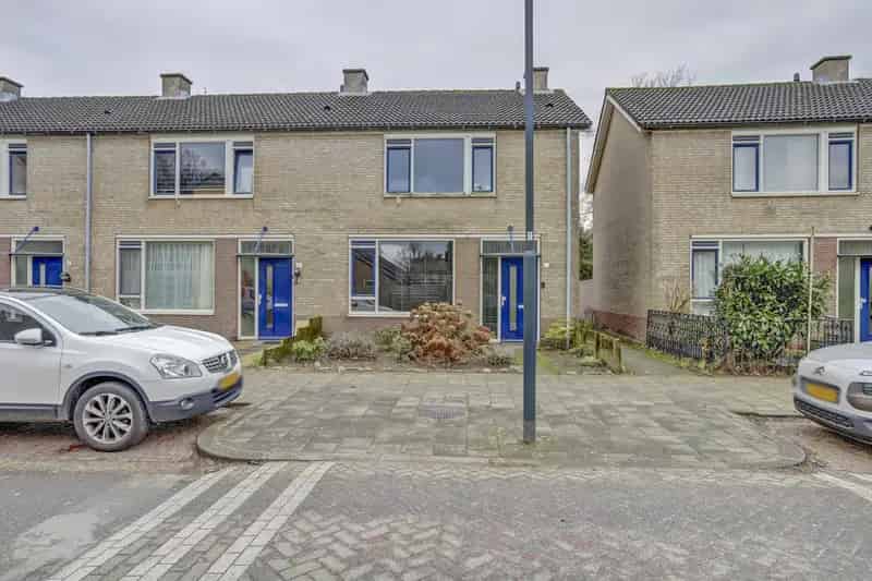 Ruime gezinswoning nabij snelweg en voorzieningen