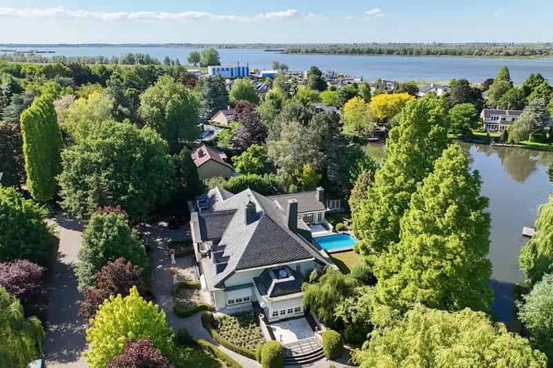 Huis te koop Lage Zwaluwe: Luxe villa met wellness en souterrain